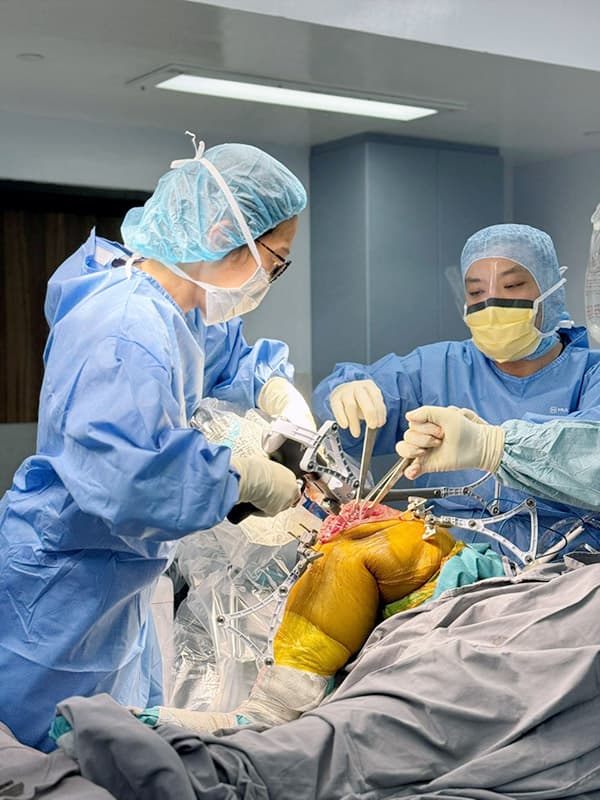 Dr Tan Sok Chuen Performing Knee Surgery